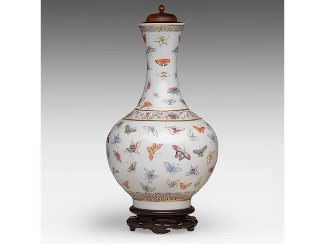 A chinese famille rose 'one hundred butterflies' bottle vase, with a guangxu mark, vintage, h 39,5 cm - afbeelding 2 van  6