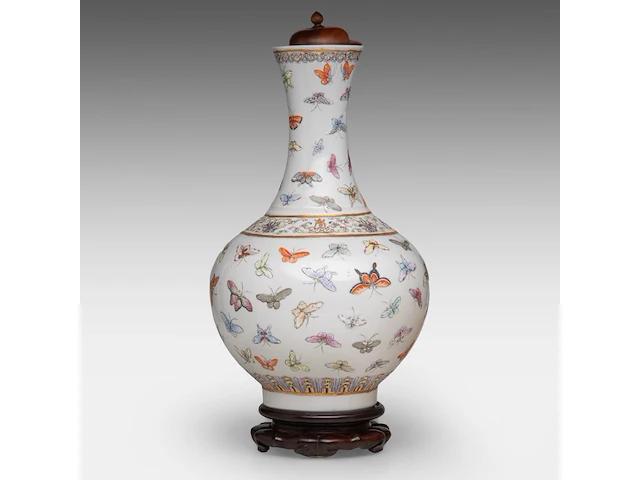 A chinese famille rose 'one hundred butterflies' bottle vase, with a guangxu mark, vintage, h 39,5 cm - afbeelding 3 van  6