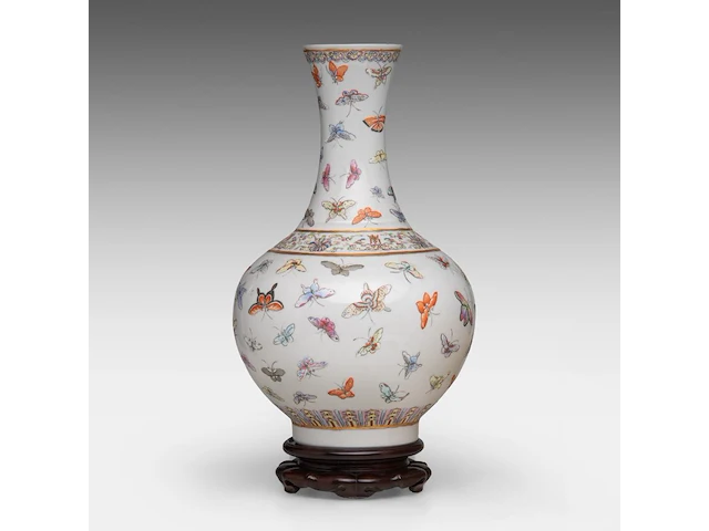 A chinese famille rose 'one hundred butterflies' bottle vase, with a guangxu mark, vintage, h 39,5 cm - afbeelding 4 van  6
