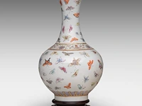 A chinese famille rose 'one hundred butterflies' bottle vase, with a guangxu mark, vintage, h 39,5 cm - afbeelding 4 van  6