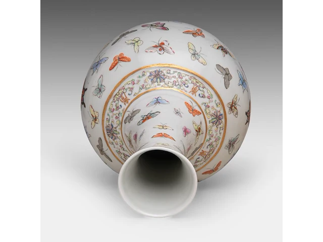 A chinese famille rose 'one hundred butterflies' bottle vase, with a guangxu mark, vintage, h 39,5 cm - afbeelding 5 van  6