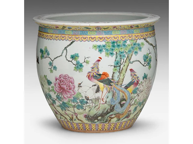 A chinese famille rose 'pair of phoenixes' jardinière, the back with a poem, 20thc, h 32 - ø 37 cm - afbeelding 1 van  6