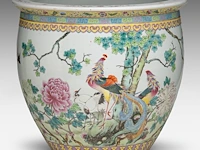 A chinese famille rose 'pair of phoenixes' jardinière, the back with a poem, 20thc, h 32 - ø 37 cm