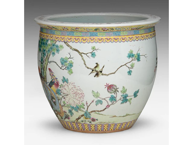 A chinese famille rose 'pair of phoenixes' jardinière, the back with a poem, 20thc, h 32 - ø 37 cm - afbeelding 2 van  6