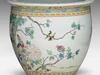 A chinese famille rose 'pair of phoenixes' jardinière, the back with a poem, 20thc, h 32 - ø 37 cm - afbeelding 2 van  6