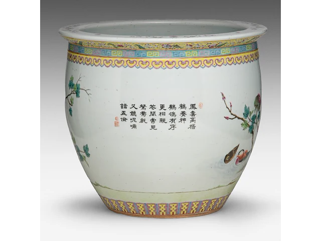 A chinese famille rose 'pair of phoenixes' jardinière, the back with a poem, 20thc, h 32 - ø 37 cm - afbeelding 3 van  6