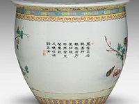 A chinese famille rose 'pair of phoenixes' jardinière, the back with a poem, 20thc, h 32 - ø 37 cm - afbeelding 3 van  6