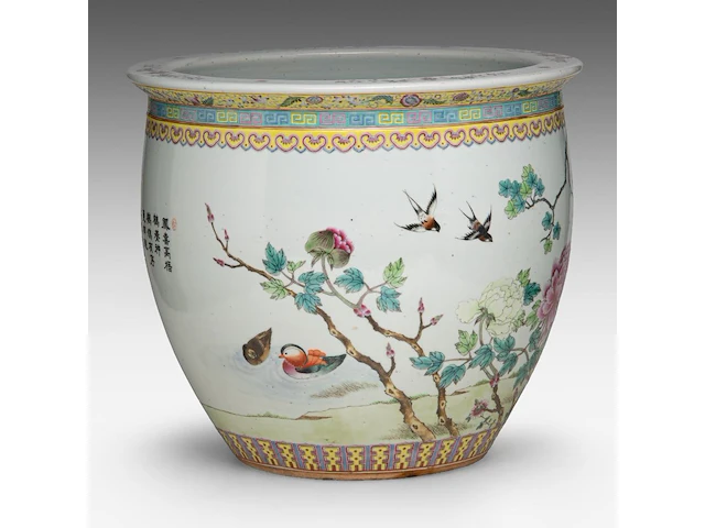 A chinese famille rose 'pair of phoenixes' jardinière, the back with a poem, 20thc, h 32 - ø 37 cm - afbeelding 4 van  6