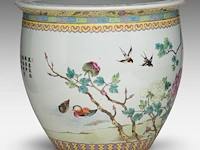 A chinese famille rose 'pair of phoenixes' jardinière, the back with a poem, 20thc, h 32 - ø 37 cm - afbeelding 4 van  6