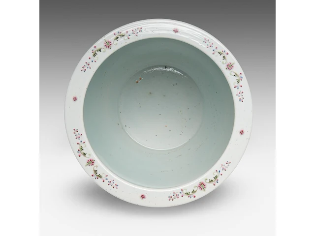 A chinese famille rose 'pair of phoenixes' jardinière, the back with a poem, 20thc, h 32 - ø 37 cm - afbeelding 5 van  6