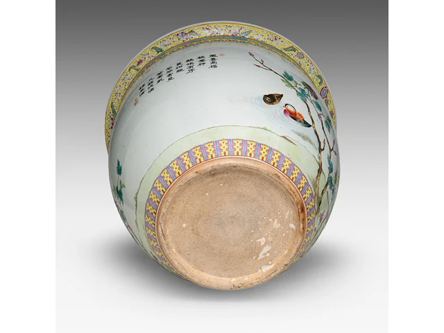 A chinese famille rose 'pair of phoenixes' jardinière, the back with a poem, 20thc, h 32 - ø 37 cm - afbeelding 6 van  6