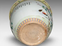 A chinese famille rose 'pair of phoenixes' jardinière, the back with a poem, 20thc, h 32 - ø 37 cm - afbeelding 6 van  6