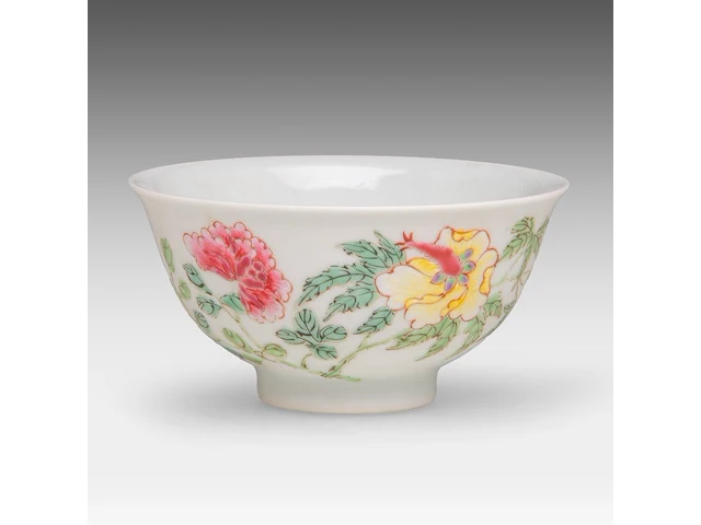 A chinese famille rose 'peony' bowl, with a yongzheng mark, h 4,7 - ø 9,5 cm - afbeelding 1 van  6