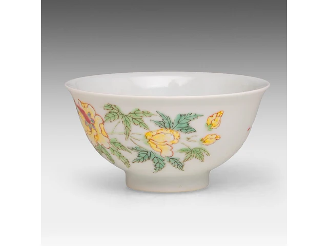 A chinese famille rose 'peony' bowl, with a yongzheng mark, h 4,7 - ø 9,5 cm - afbeelding 2 van  6