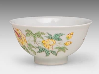 A chinese famille rose 'peony' bowl, with a yongzheng mark, h 4,7 - ø 9,5 cm - afbeelding 2 van  6