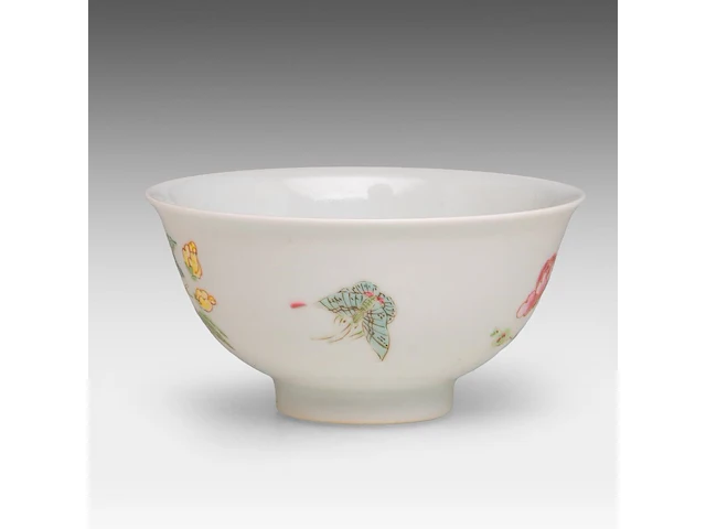 A chinese famille rose 'peony' bowl, with a yongzheng mark, h 4,7 - ø 9,5 cm - afbeelding 3 van  6