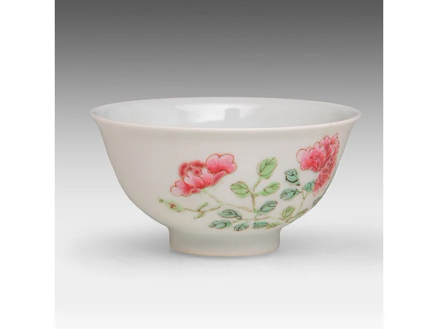 A chinese famille rose 'peony' bowl, with a yongzheng mark, h 4,7 - ø 9,5 cm - afbeelding 4 van  6