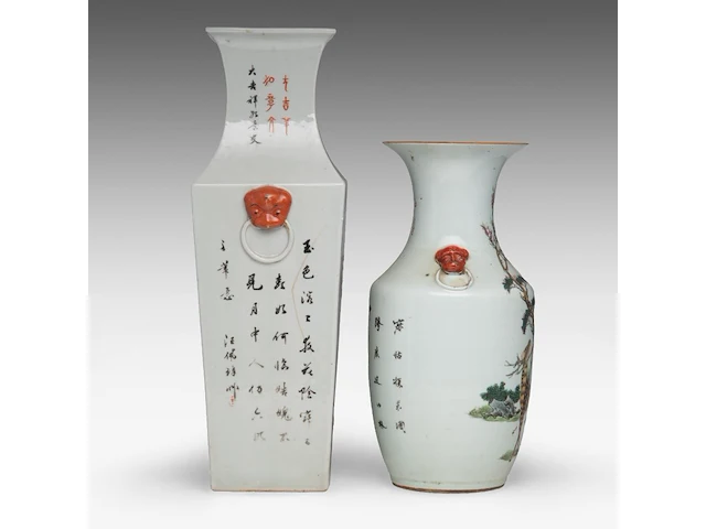 A chinese famille rose quadrangular fanghu vase and a 'magu and deer' vase, both paired with lion head handles, republic period, h 43 - 56,5 cm - afbeelding 4 van  6