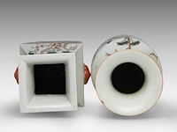 A chinese famille rose quadrangular fanghu vase and a 'magu and deer' vase, both paired with lion head handles, republic period, h 43 - 56,5 cm - afbeelding 5 van  6