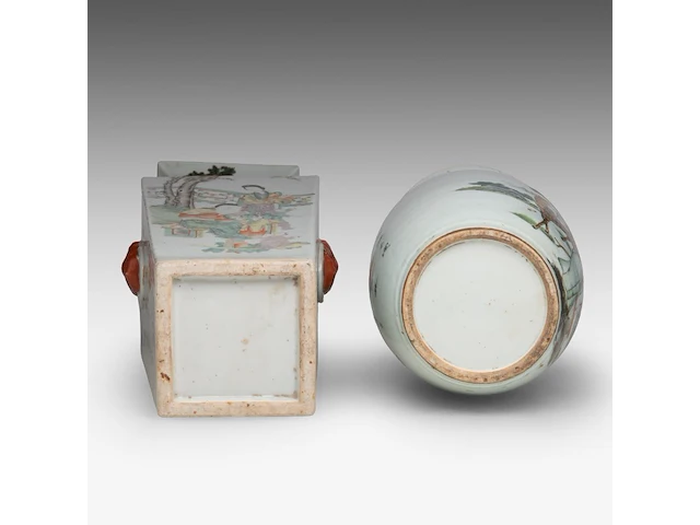 A chinese famille rose quadrangular fanghu vase and a 'magu and deer' vase, both paired with lion head handles, republic period, h 43 - 56,5 cm - afbeelding 6 van  6
