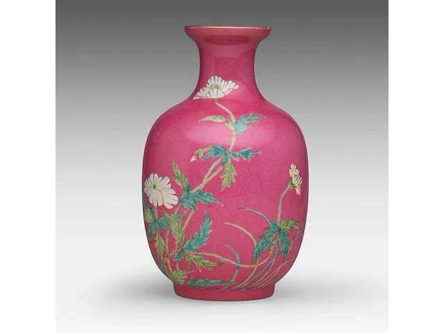 A chinese famille rose 'rose and aster' on ruby pink ground vase, marked, republic period, h 17 cm - afbeelding 1 van  7