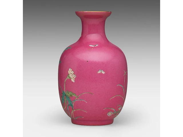 A chinese famille rose 'rose and aster' on ruby pink ground vase, marked, republic period, h 17 cm - afbeelding 2 van  7