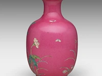 A chinese famille rose 'rose and aster' on ruby pink ground vase, marked, republic period, h 17 cm - afbeelding 2 van  7