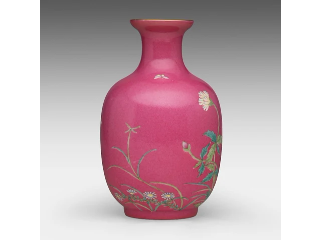 A chinese famille rose 'rose and aster' on ruby pink ground vase, marked, republic period, h 17 cm - afbeelding 3 van  7