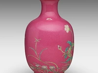A chinese famille rose 'rose and aster' on ruby pink ground vase, marked, republic period, h 17 cm - afbeelding 3 van  7