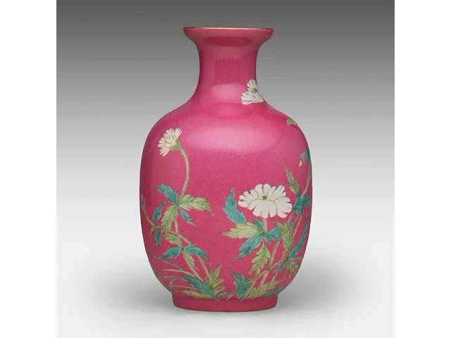 A chinese famille rose 'rose and aster' on ruby pink ground vase, marked, republic period, h 17 cm - afbeelding 4 van  7