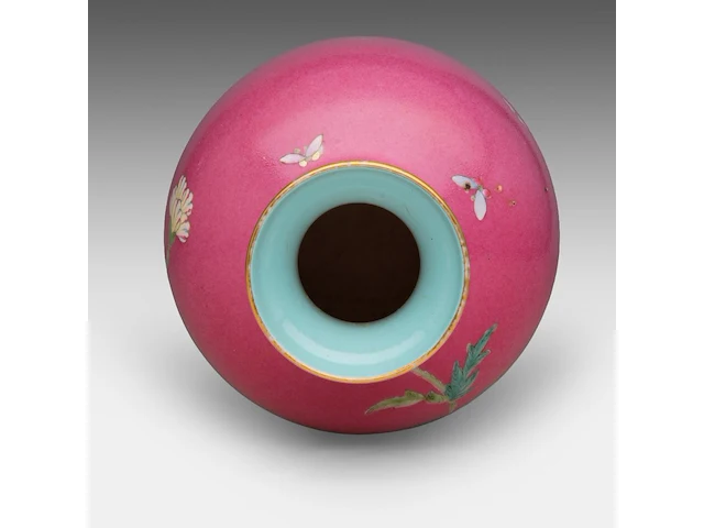 A chinese famille rose 'rose and aster' on ruby pink ground vase, marked, republic period, h 17 cm - afbeelding 5 van  7