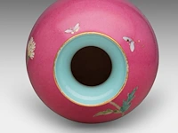 A chinese famille rose 'rose and aster' on ruby pink ground vase, marked, republic period, h 17 cm - afbeelding 5 van  7