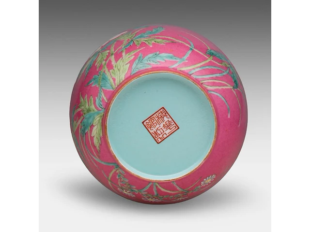 A chinese famille rose 'rose and aster' on ruby pink ground vase, marked, republic period, h 17 cm - afbeelding 6 van  7