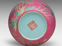 A chinese famille rose 'rose and aster' on ruby pink ground vase, marked, republic period, h 17 cm - afbeelding 6 van  7