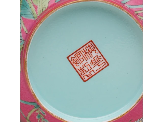 A chinese famille rose 'rose and aster' on ruby pink ground vase, marked, republic period, h 17 cm - afbeelding 7 van  7