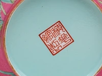 A chinese famille rose 'rose and aster' on ruby pink ground vase, marked, republic period, h 17 cm - afbeelding 7 van  7