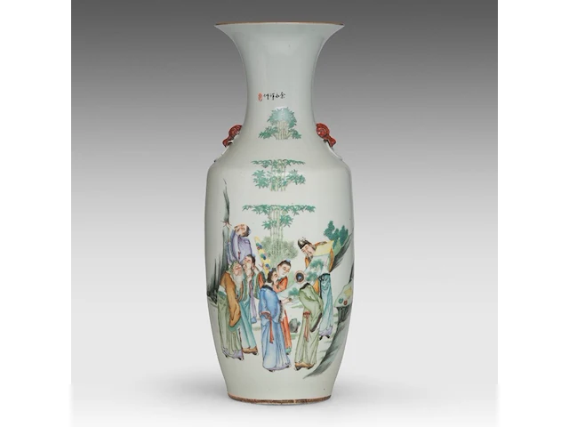 A chinese famille rose 'sages in bamboo grove' vase, paired with lion head handles, signed text, republic period, h 59,5 cm - afbeelding 1 van  6