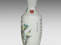 A chinese famille rose 'sages in bamboo grove' vase, paired with lion head handles, signed text, republic period, h 59,5 cm - afbeelding 2 van  6