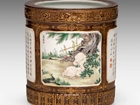 A chinese famille rose 'scroll painting' brush pot, with a qianlong mark, h 16,2 cm