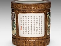 A chinese famille rose 'scroll painting' brush pot, with a qianlong mark, h 16,2 cm - afbeelding 2 van  6