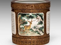 A chinese famille rose 'scroll painting' brush pot, with a qianlong mark, h 16,2 cm - afbeelding 3 van  6