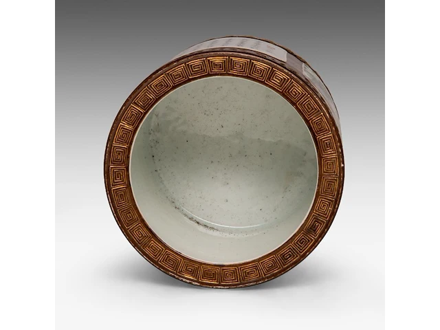 A chinese famille rose 'scroll painting' brush pot, with a qianlong mark, h 16,2 cm - afbeelding 5 van  6