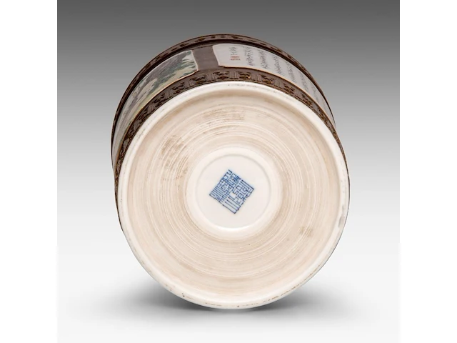 A chinese famille rose 'scroll painting' brush pot, with a qianlong mark, h 16,2 cm - afbeelding 6 van  6