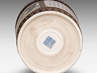 A chinese famille rose 'scroll painting' brush pot, with a qianlong mark, h 16,2 cm - afbeelding 6 van  6