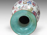A chinese famille rose 'wu shuang pu' large vase, paired with stylised dragon handles, 19thc, h 86,5 cm - afbeelding 5 van  6