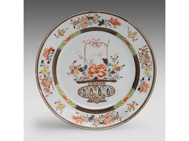 A chinese famille verte 'flower basket' large plate, early 18thc (yongzheng period), ø 39 cm - afbeelding 1 van  2