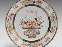 A chinese famille verte 'flower basket' large plate, early 18thc (yongzheng period), ø 39 cm