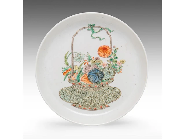 A chinese famille verte 'flower basket' plate, ø 17 cm - afbeelding 1 van  2