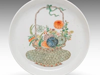 A chinese famille verte 'flower basket' plate, ø 17 cm - afbeelding 1 van  2