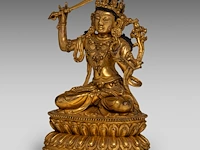 A chinese gilt bronze figure of manjushri, with a yongle mark, h 17,5 cm - weight about 1189g - afbeelding 6 van  7